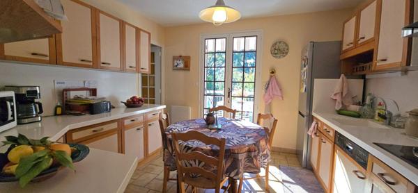 Maison  type 6 , sur sous-sol complet, terrain  arboré de 5734 m²