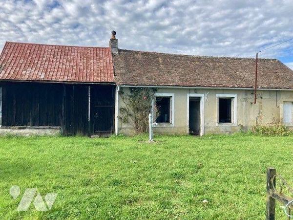 Une fermette à restaurer en plein bourg comprenant une entrée, une cuisine,  une salle à manger...