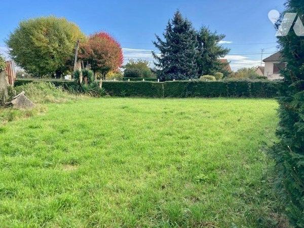 Une fermette à restaurer en plein bourg comprenant une entrée, une cuisine,  une salle à manger...