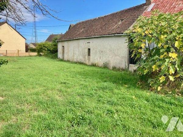 Une fermette à restaurer en plein bourg comprenant une entrée, une cuisine,  une salle à manger...