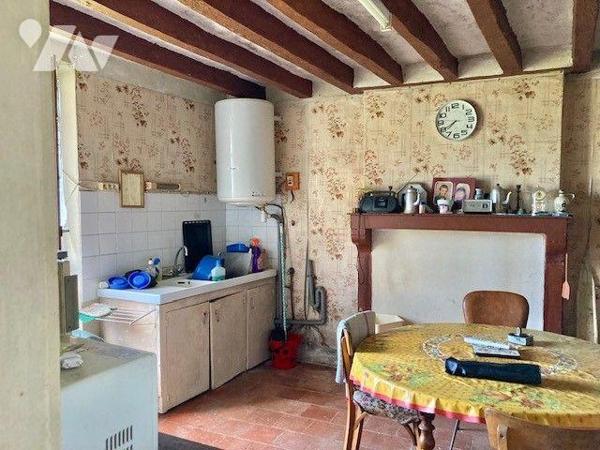 Une fermette à restaurer en plein bourg comprenant une entrée, une cuisine,  une salle à manger...