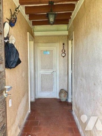 Une fermette à restaurer en plein bourg comprenant une entrée, une cuisine,  une salle à manger...