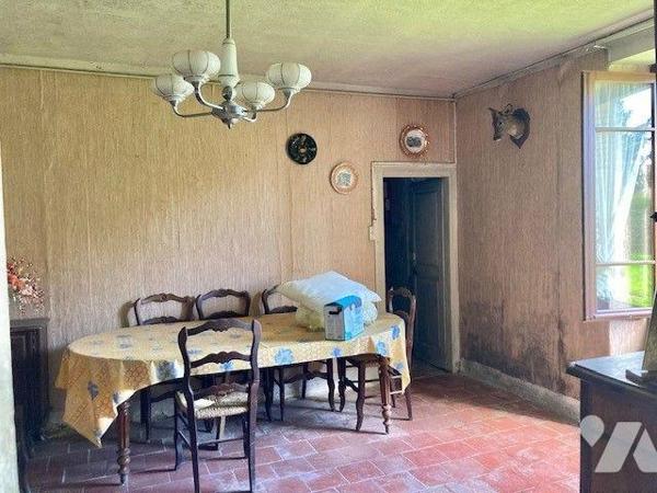 Une fermette à restaurer en plein bourg comprenant une entrée, une cuisine,  une salle à manger...