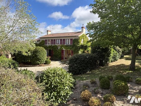 Maison d'habitation avec grand garage