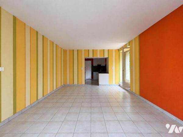 Maison d'habitation avec grand garage