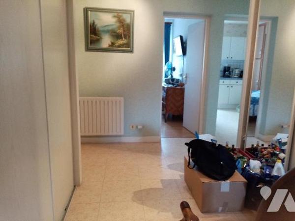 en résidence , 2ème et dernier étage, appartement F2 de 59,90
sans ascenseur