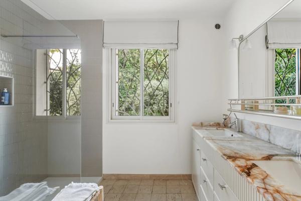 SPLENDIDE VILLA AVEC JARDIN PAYSAGER ET PISCINE _ MOUGINS