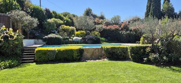SPLENDIDE VILLA AVEC JARDIN PAYSAGER ET PISCINE _ MOUGINS