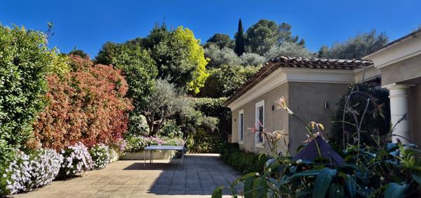 SPLENDIDE VILLA AVEC JARDIN PAYSAGER ET PISCINE _ MOUGINS