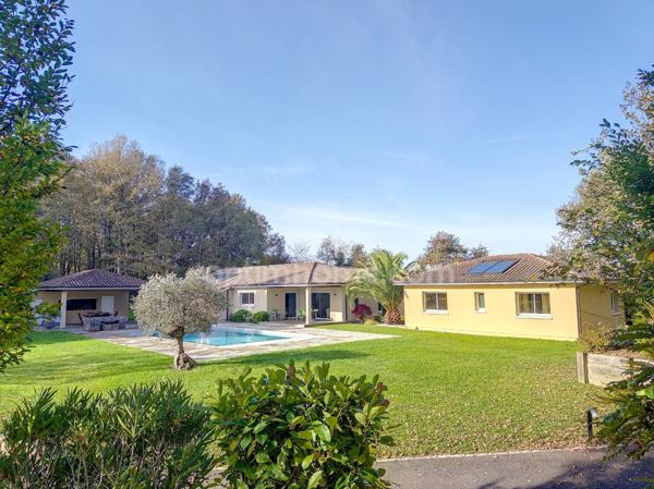 Magnifique villa d'architecte de plain-pied pour environ 260 M2 habitables avec piscine, parc 1 hectare clos et arboré.