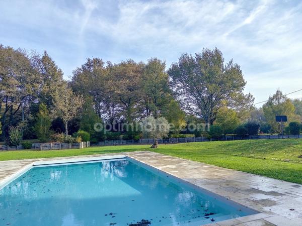 Magnifique villa d'architecte de plain-pied pour environ 260 M2 habitables avec piscine, parc 1 hectare clos et arboré.