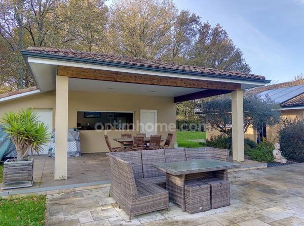 Magnifique villa d'architecte de plain-pied pour environ 260 M2 habitables avec piscine, parc 1 hectare clos et arboré.