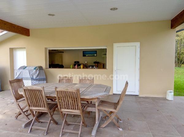 Magnifique villa d'architecte de plain-pied pour environ 260 M2 habitables avec piscine, parc 1 hectare clos et arboré.