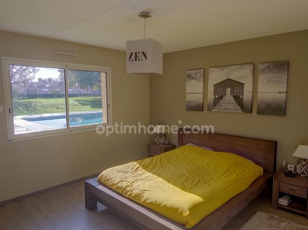 Magnifique villa d'architecte de plain-pied pour environ 260 M2 habitables avec piscine, parc 1 hectare clos et arboré.