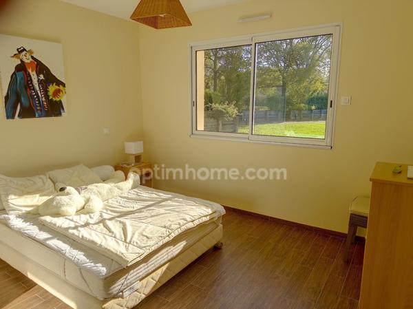 Magnifique villa d'architecte de plain-pied pour environ 260 M2 habitables avec piscine, parc 1 hectare clos et arboré.