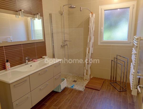 Magnifique villa d'architecte de plain-pied pour environ 260 M2 habitables avec piscine, parc 1 hectare clos et arboré.