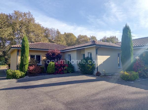 Magnifique villa d'architecte de plain-pied pour environ 260 M2 habitables avec piscine, parc 1 hectare clos et arboré.