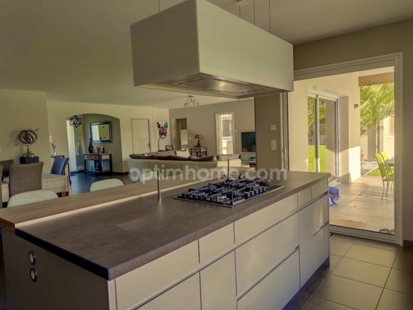 Magnifique villa d'architecte de plain-pied pour environ 260 M2 habitables avec piscine, parc 1 hectare clos et arboré.