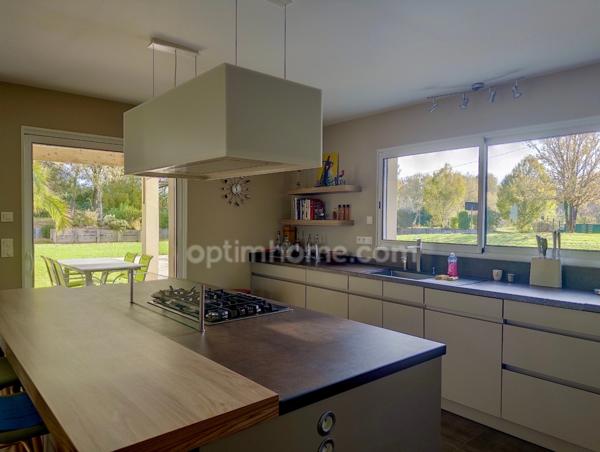 Magnifique villa d'architecte de plain-pied pour environ 260 M2 habitables avec piscine, parc 1 hectare clos et arboré.