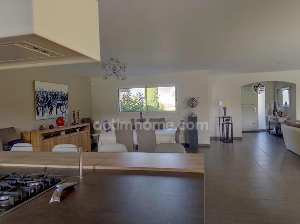 Magnifique villa d'architecte de plain-pied pour environ 260 M2 habitables avec piscine, parc 1 hectare clos et arboré.