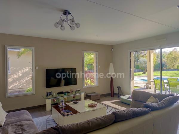 Magnifique villa d'architecte de plain-pied pour environ 260 M2 habitables avec piscine, parc 1 hectare clos et arboré.