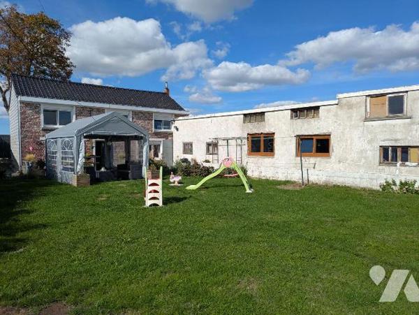 En campagne maison sans mitoyenneté, composée d'un salon-séjour ouvert sur la cuisine, salle de...