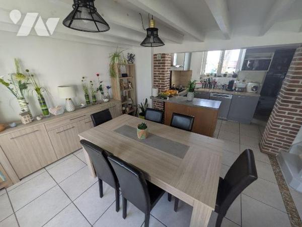 En campagne maison sans mitoyenneté, composée d'un salon-séjour ouvert sur la cuisine, salle de...