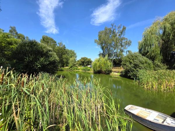 Chalet en bois, de plain pied, au coeur de la campagne baugeoise, avec sa piscine et son étang de pêche