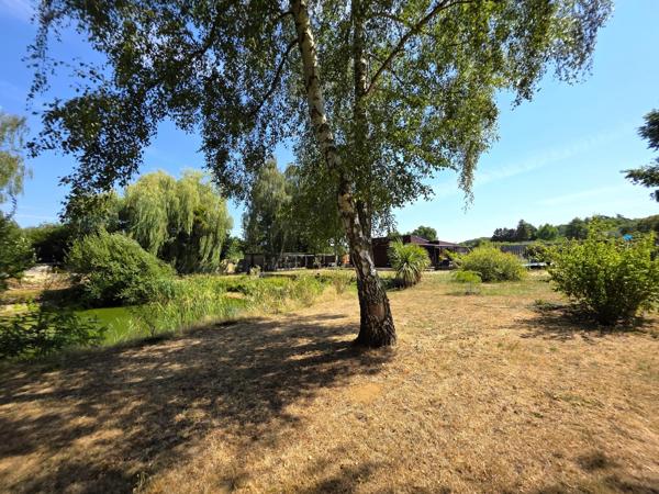 Chalet en bois, de plain pied, au coeur de la campagne baugeoise, avec sa piscine et son étang de pêche