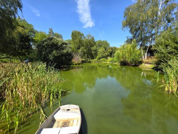 Chalet en bois, de plain pied, au coeur de la campagne baugeoise, avec sa piscine et son étang de pêche