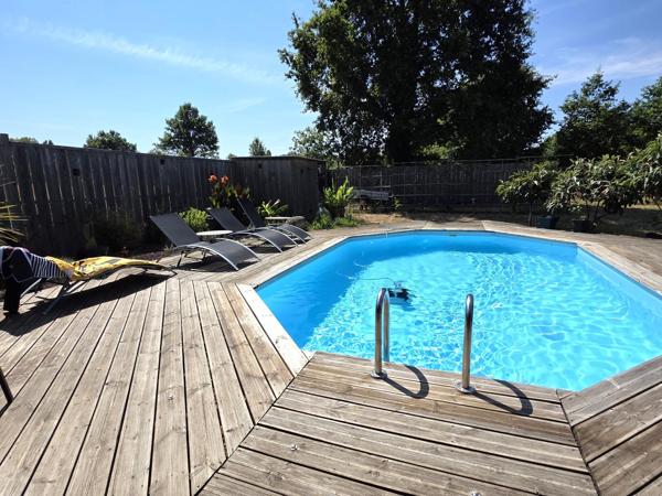 Chalet en bois, de plain pied, au coeur de la campagne baugeoise, avec sa piscine et son étang de pêche
