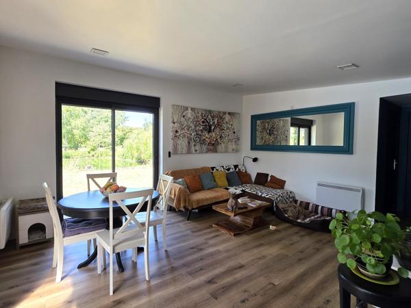Chalet en bois, de plain pied, au coeur de la campagne baugeoise, avec sa piscine et son étang de pêche
