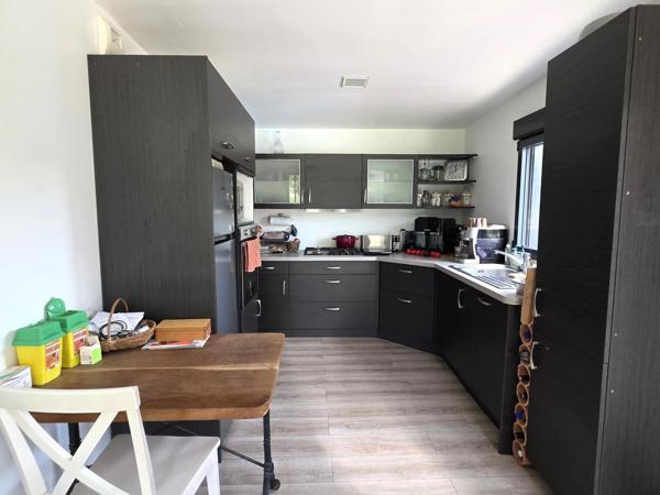 Chalet en bois, de plain pied, au coeur de la campagne baugeoise, avec sa piscine et son étang de pêche