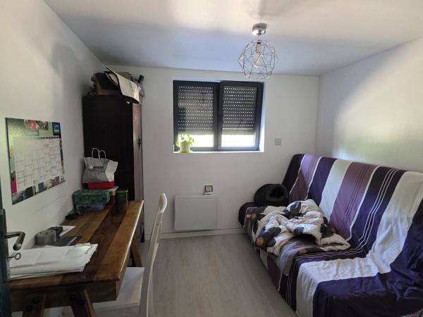 Chalet en bois, de plain pied, au coeur de la campagne baugeoise, avec sa piscine et son étang de pêche