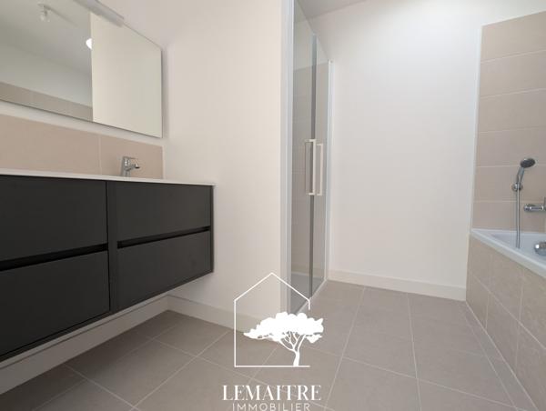 Maison neuve de 3 chambres avec garage à proximité des commerces