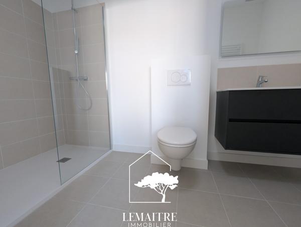 Maison neuve de 3 chambres avec garage à proximité des commerces