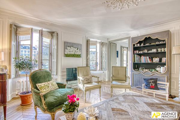 Versailles Notre Dame Place Hoche - Appartement 6 pièces 152.94m² au sol (150.69m² carrez) situé au premier étage 1 570 000 € ** - Référence 26621
