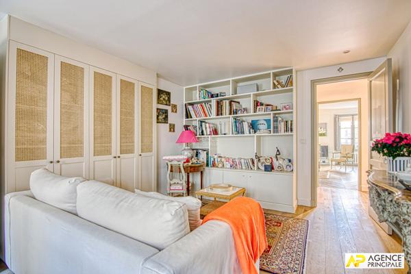Versailles Notre Dame Place Hoche - Appartement 6 pièces 152.94m² au sol (150.69m² carrez) situé au premier étage 1 570 000 € ** - Référence 26621