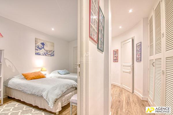 Versailles Notre Dame Place Hoche - Appartement 6 pièces 152.94m² au sol (150.69m² carrez) situé au premier étage 1 570 000 € ** - Référence 26621