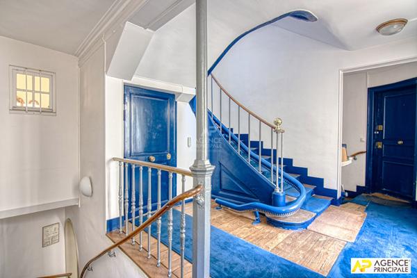Versailles Notre Dame Place Hoche - Appartement 6 pièces 152.94m² au sol (150.69m² carrez) situé au premier étage 1 570 000 € ** - Référence 26621