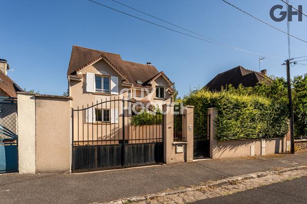 MAISON FAMILIALE AVEC SOUS-SOL DE 7 PIECES (173 m²) à SOISY-SUR-SEINE