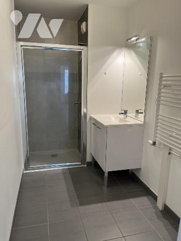 THOUARE-SUR-LOIRE. plein centre dans immeuble de 2014 - T3 avec balcon . Box et Parking. Libre