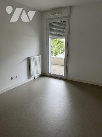 THOUARE-SUR-LOIRE. plein centre dans immeuble de 2014 - T3 avec balcon . Box et Parking. Libre
