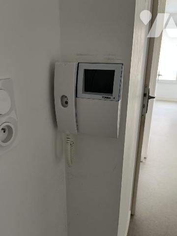 THOUARE-SUR-LOIRE. plein centre dans immeuble de 2014 - T3 avec balcon . Box et Parking. Libre