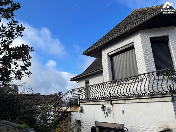 A vendre, en centre-ville de Mauriac (CANTAL), une maison de caractère comprenant :

- Au rez...
