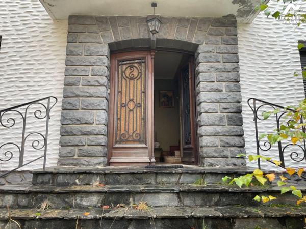 A vendre, en centre-ville de Mauriac (CANTAL), une maison de caractère comprenant :

- Au rez...