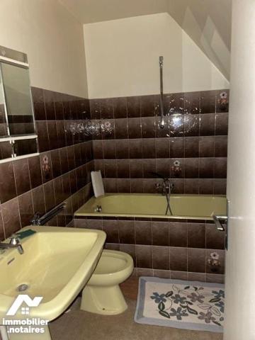 A vendre, en centre-ville de Mauriac (CANTAL), une maison de caractère comprenant :

- Au rez...