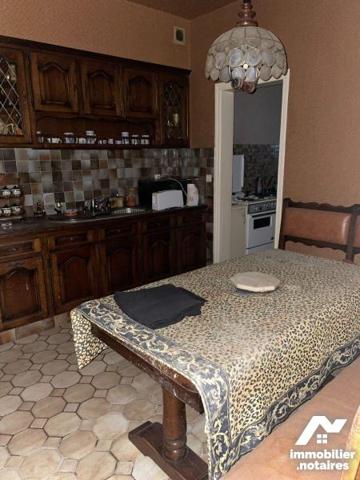 A vendre, en centre-ville de Mauriac (CANTAL), une maison de caractère comprenant :

- Au rez...