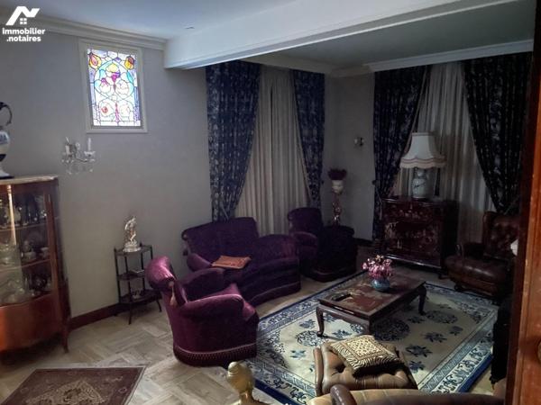 A vendre, en centre-ville de Mauriac (CANTAL), une maison de caractère comprenant :

- Au rez...