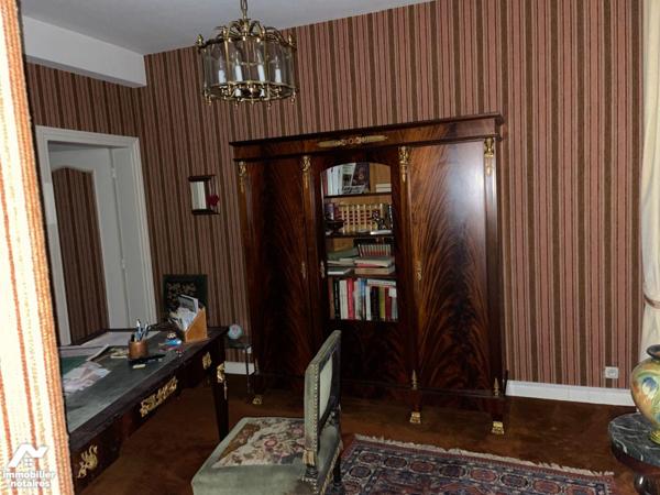 A vendre, en centre-ville de Mauriac (CANTAL), une maison de caractère comprenant :

- Au rez...